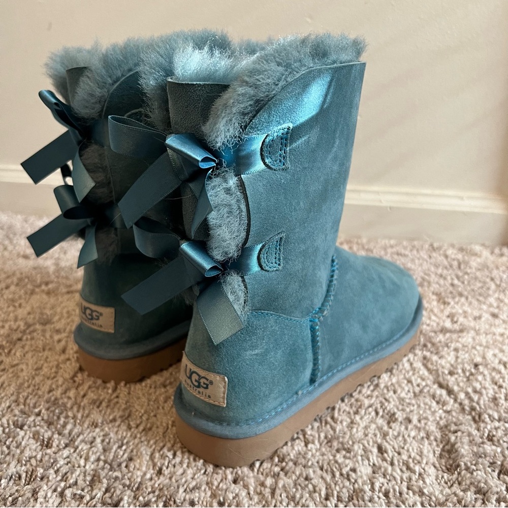 {UGG} Short Bailey Bow Boots - Cascade Teal